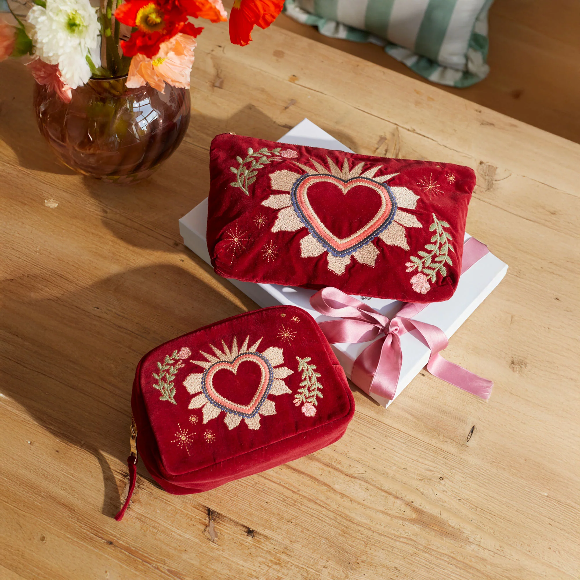 Elizabeth Scarlett Enchanted Heart - Makeup Bag, Rouge - Image 4